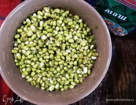 Маш хорошо разбух. Протрем его между ладонями. Часть шелухи уйдет. Промываем.