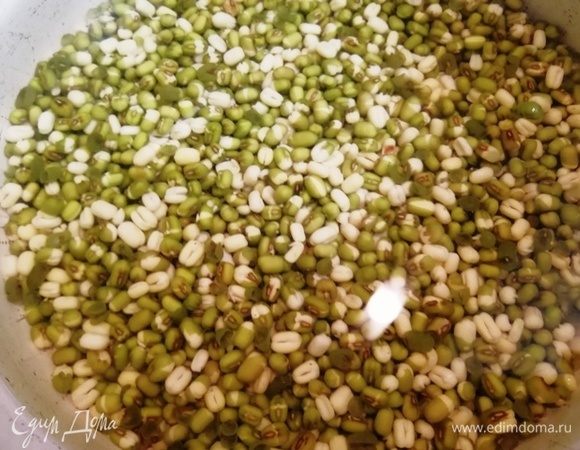 Помещаем маш в кастрюлю, заливаем водой в пропорции 1:2 и варим на среднем огне 20 минут.