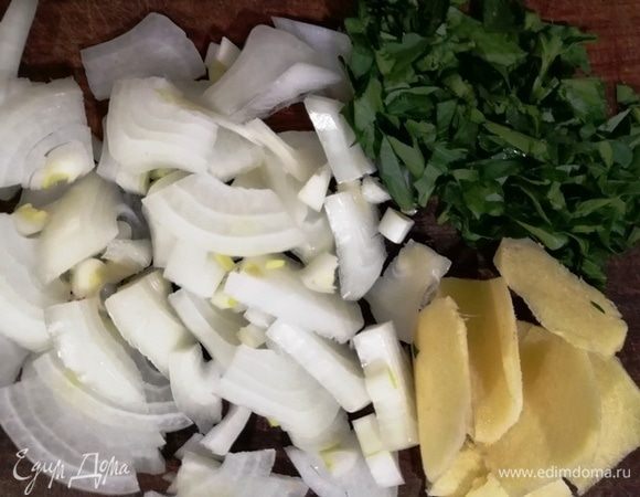 Лук и имбирь нарежем крупными ломтиками. Зелень измельчим.