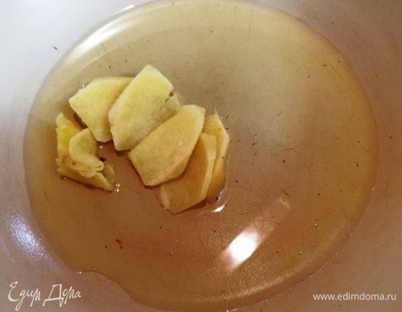 В разогретом кунжутном масле обжариваем имбирь 2 минуты. Вынимаем.