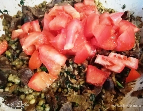 Добавляем нарезанный помидор. Вновь перемешиваем.