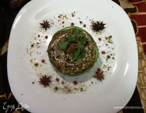 Чтобы красиво подать салат, выкладываем кулинарное кольцо слайсами огурца. Внутрь кольца выкладываем салат.