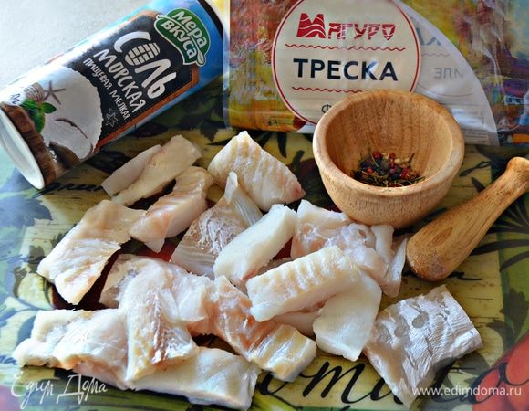 В ступке измельчить смесь перцев вместе с розмарином, добавить соль и перемешать. Этой смесью натереть филе рыбы и сбрызнуть лимонным соком.