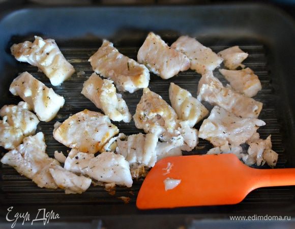 Кисточкой смазать рыбу оливковым маслом и быстро обжарить на сковороде-гриль по 1 мин. с каждой стороны.