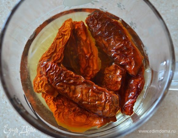 Вяленые томаты замочить в теплой подсоленной воде на 15–20 мин., после чего воду слить, томаты нарезать на небольшие кусочки и добавить к шпинату.