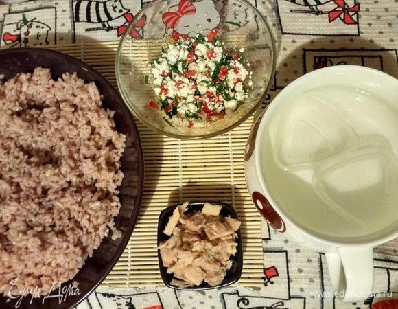 Творог смешать с мелко рубленой зеленью и сладким перцем. Тунца нарезать на кусочки и положить в отдельную тарелку. В смесь с творогом положить 2 чайные ложки масла из банки с тунцом. Подготовить емкость с теплой водой, где будем обмакивать руки и приборы.