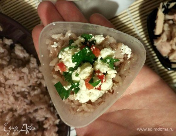 Если нет специальной формы, то вкладываем рис (терпимой температуры!) в середину ладошки и делаем углубление, куда кладем начинку — половину чайной ложки творога и кусочек тунца. Аккуратно насыпаем сверху рис и сжимаем. Как снежок слепить. Откладываем в сторону и смачиваем руки.