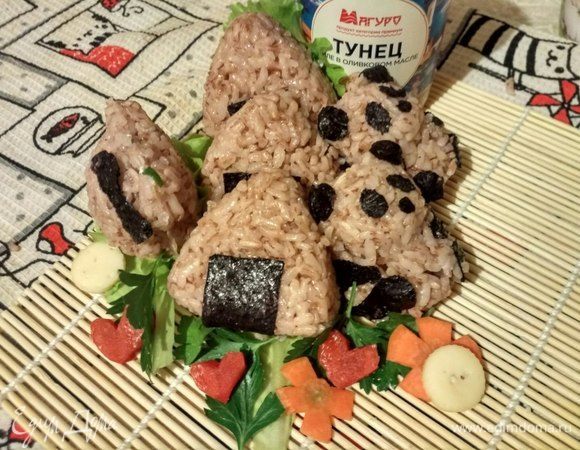 Удобно омусуби стандартной формы (шар, пирамида) снизу перехватить полоской нори, когда будем доставать из тарелки, не испачкать руки.