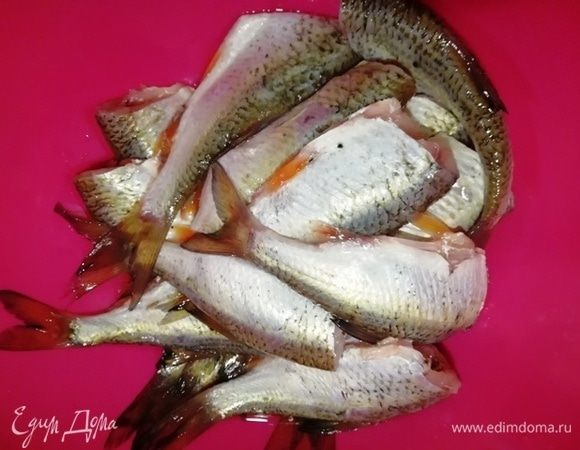 Отрезать голову и выпотрошить рыбу.