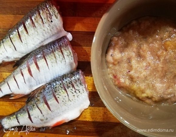 Практически вся рыба была с икрой, ее я оставила на котлеты. Сделать частые надрезы на рыбе с двух сторон.