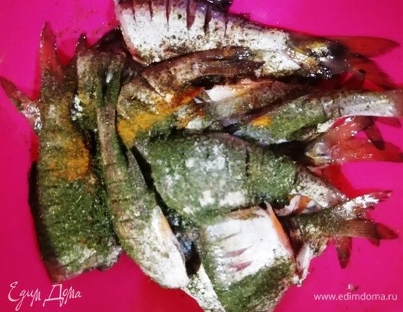 Посыпать специями и перемешать.