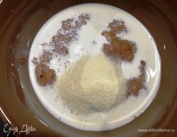 К икре добавить манную крупу и сливки. Перемешать и оставить на несколько минут, чтобы разбухла манка.