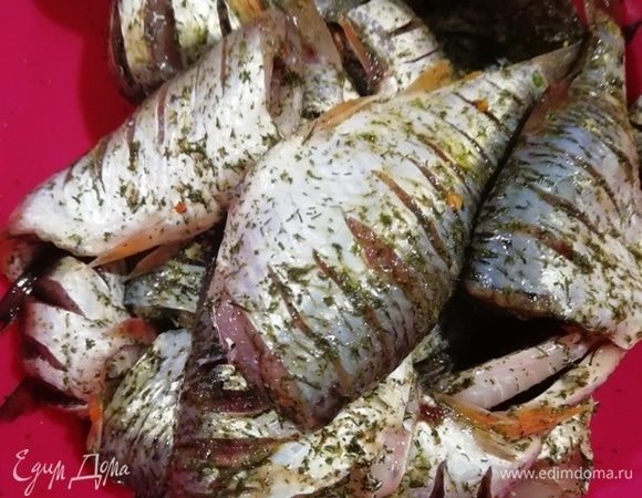 Рыбка тоже постояла и впитала в себя ароматы специй.