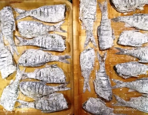 Панируем каждую рыбку в муке.