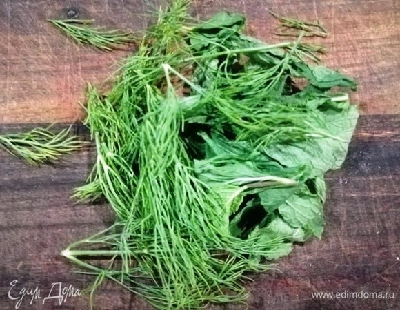 После жарки мы посыпаем рыбу свежей мятой и укропом. Будет бесподобный аромат.