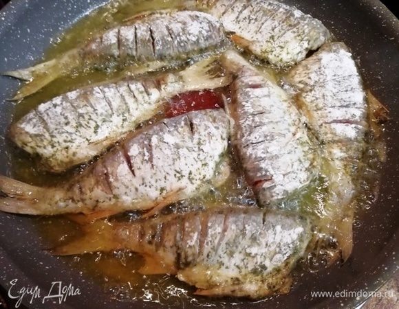 Жарим рыбу на растительном масле с двух сторон.