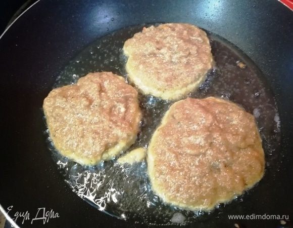 Котлеты также жарим в масле на среднем огне.