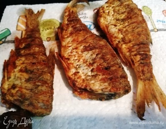Жареную рыбу выкладываем на бумажное полотенце, чтобы лишний жир впитался.