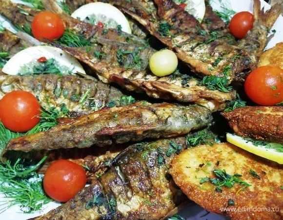 Выкладываем сорожку на блюдо, посыпаем зеленью и подаем к столу.