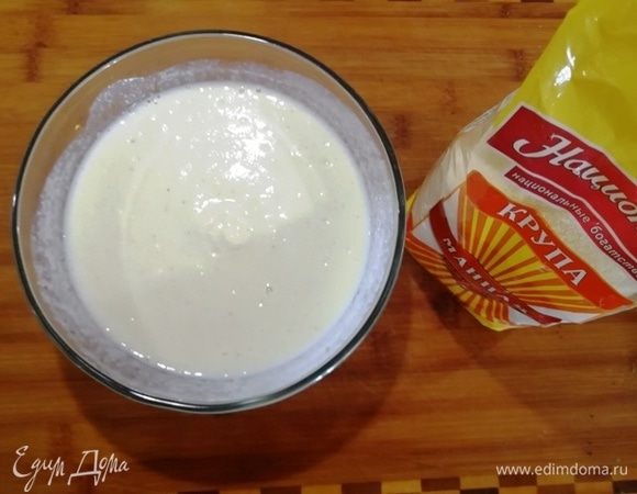 Заливаем манную крупу ТМ «Националь» кефиром.