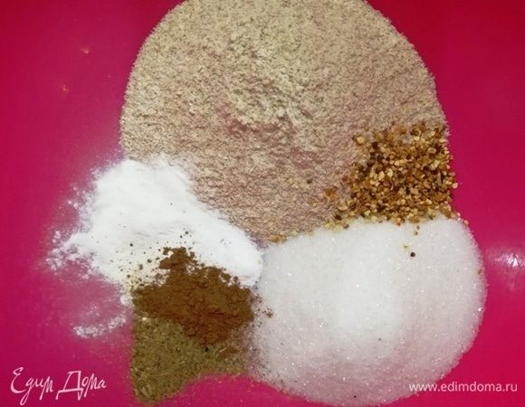 Смешиваем все сухие ингредиенты. Цельнозерновую муку, сахар (если хотите послаще, возьмите вдвое больше), разрыхлитель, пряные специи и цедру апельсина (у меня сухая), соль и ванилин.