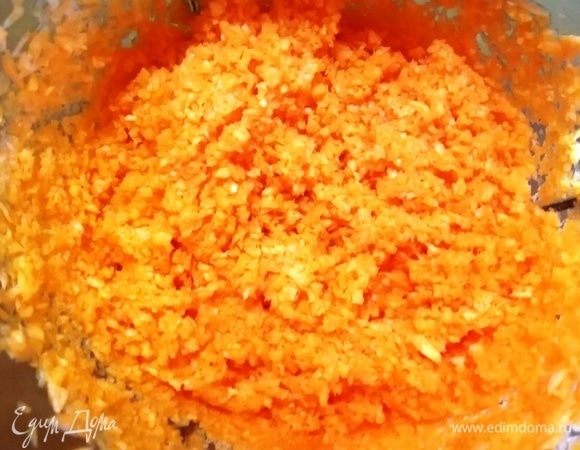 Морковь натираем на мелкой терке или измельчаем в кухонном комбайне.