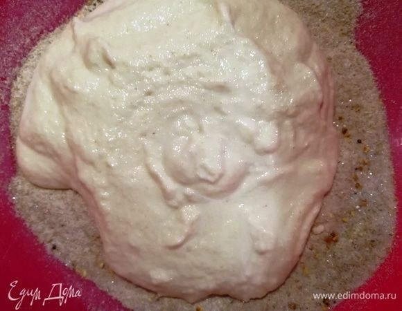 Добавляем к сухим ингредиентам манную крупу с кефиром.