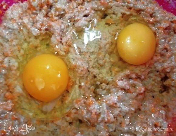 Добавляем яйца и тесто становится гораздо жиже.