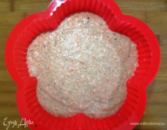 Переливаем тесто в форму для запекания. Ставим в разогретую до 180°С на 40–60 минут. Ориентируйтесь по своей духовке. Готовность проверяем деревянной шпажкой.