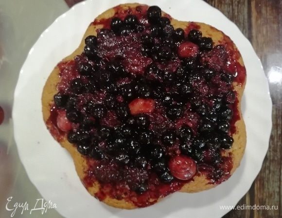 Морковный манник, полностью остывший, протыкаем шпажкой по всему периметру и заливаем сиропом. Весь сок впитается в манник, а ягоды станут украшением пирога.