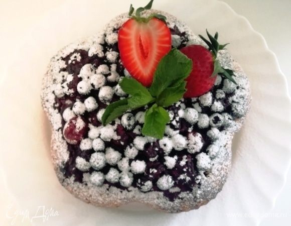 Посыпаем морковный манник сахарной пудрой и украшаем по желанию. У меня свежая клубника и мята.