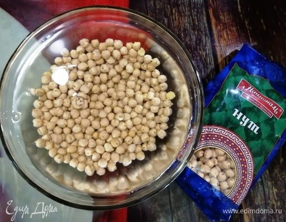 Заливаем нут водой в соотношении 1:3. Я обычно замачиваю нут ТМ «Националь» с вечера, к утру его уже можно готовить.