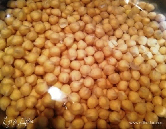 Заливаем нут водой в соотношении 1:3 и варим на слабом огне около 2 часов.