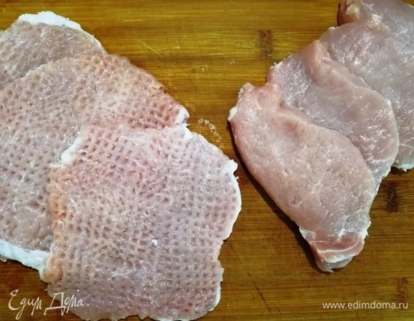 Свинину тонко нарезаем и отбиваем.