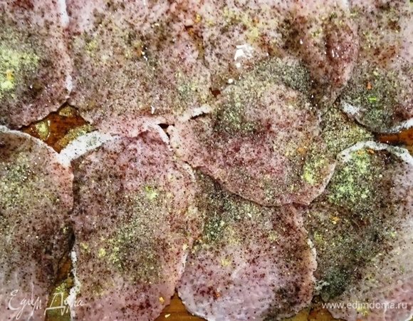 Солим, перчим, посыпаем любимыми специями.