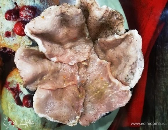 В форму для запекания выкладываем 2/3 свинины.