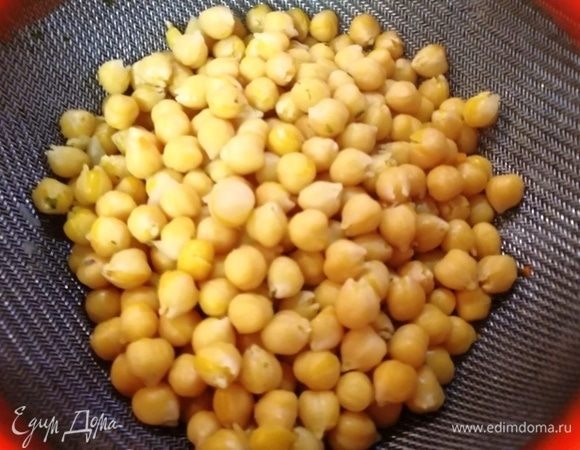 Из готового нута сливаем лишнюю жидкость.