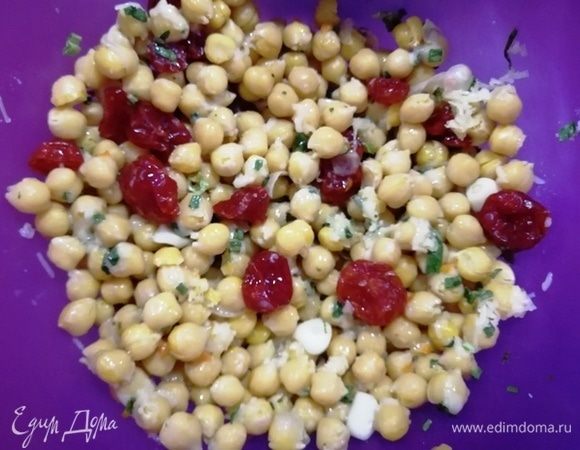 Смешиваем нут, помидоры, лук, сыр, чеснок, солим и перчим.