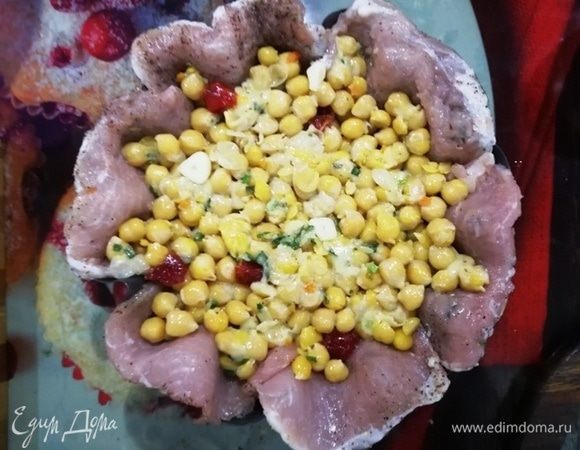 Выкладываем на свинину начинку из нута.