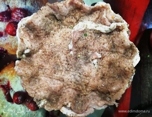 Сверху накрываем оставшейся свининой. Ставим в духовку, разогретую до 180°С на 25–30 минут.