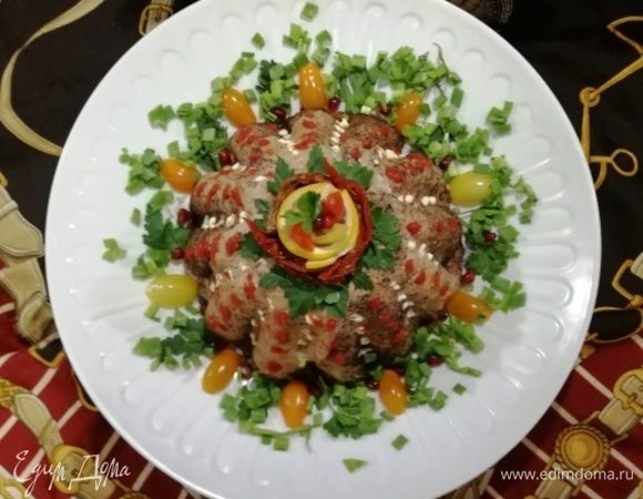 Аккуратно перекладываем ее на блюдо и украшаем.