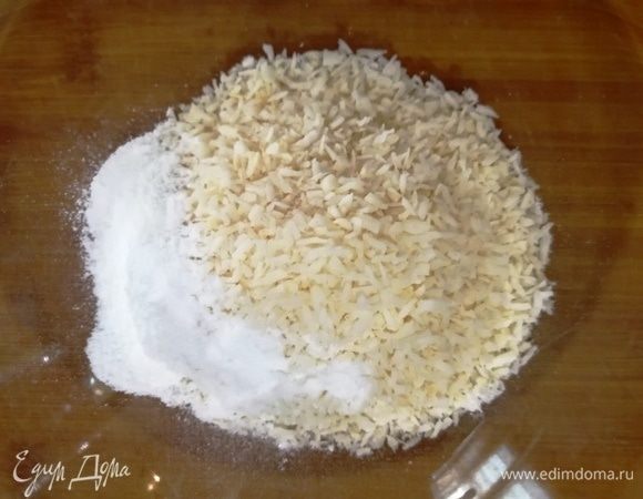Смешиваем кокосовую стружку, ванилин и сахарную пудру.