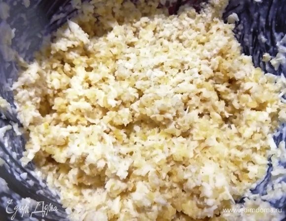 Перекладываем в кухонный комбайн, добавляем кокосовое молоко и слегка измельчаем смесь. Убираем в холодильник на 10 минут.