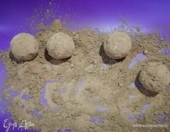 Часть конфет я делала для себя, поэтому обваляла их в какао-порошке и корице. Получились «горькие трюфели».