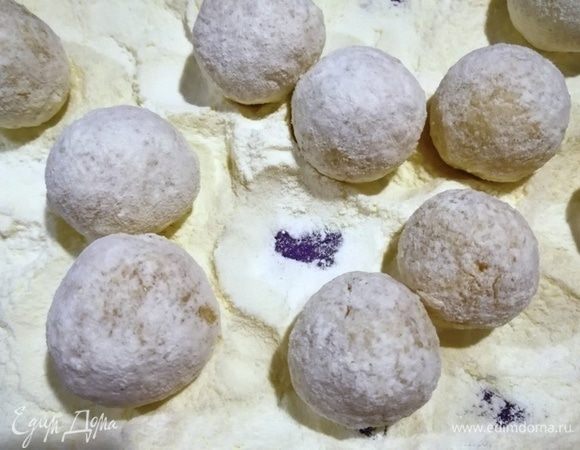 Остальные конфетки отправились купаться в сухое молоко.