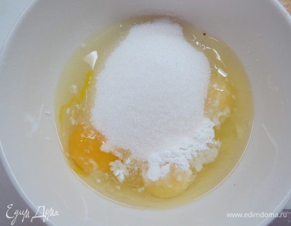 Яйца смешиваем с сахаром и крахмалом.