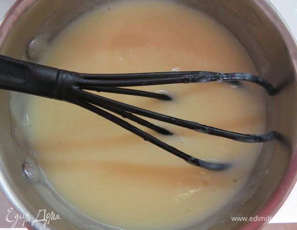 Помешивая, вливаем молоко, ставим вариться на маленький огонь. Постоянно помешивая, варим до загустения. Снимаем с огня, чуть остужаем.
