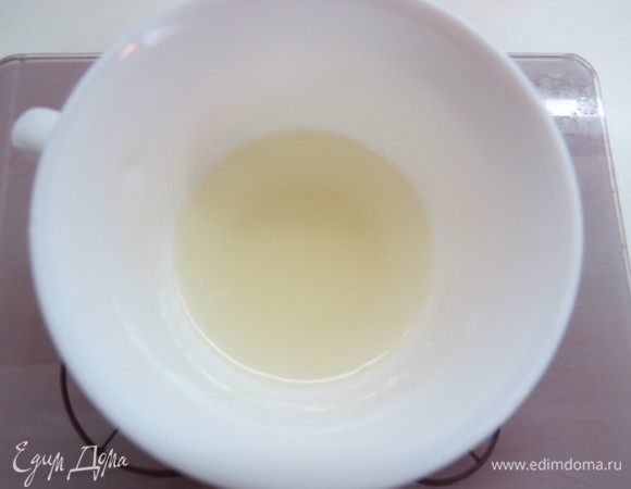Желатин замачиваем в холодной воде, затем распускаем на водяной бане или в микроволновке. Я делаю это в СВЧ в режиме 650 Вт ровно 10 секунд. Перемешиваем желатиновую массу и процеживаем через мелкое ситечко в заварной крем.