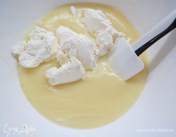 Дать крему остыть до комнатной температуры и ввести сливочный сыр, аккуратно вымесить лопаткой.