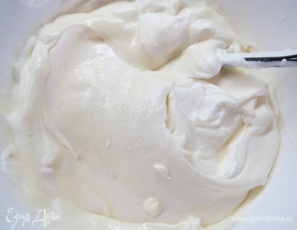 Сливки взбить до мягких пиков и вводим в основной мусс. Взбитые сливки следует вводить только в остывший крем, иначе может быть расслоение. Мусс готов, можно попробовать его на сладость. Если любите послаще, можно добавить сахарной пудры по вкусу.